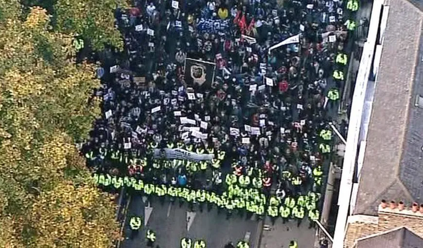 Mii de studenţi protestează pe străzile Londrei împotriva măririi taxelor de şcolarizare