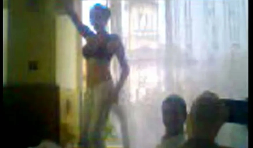 Striptease la şcoală. O elevă din Călimăneşti a dansat dezbrăcată în faţa colegilor VIDEO
