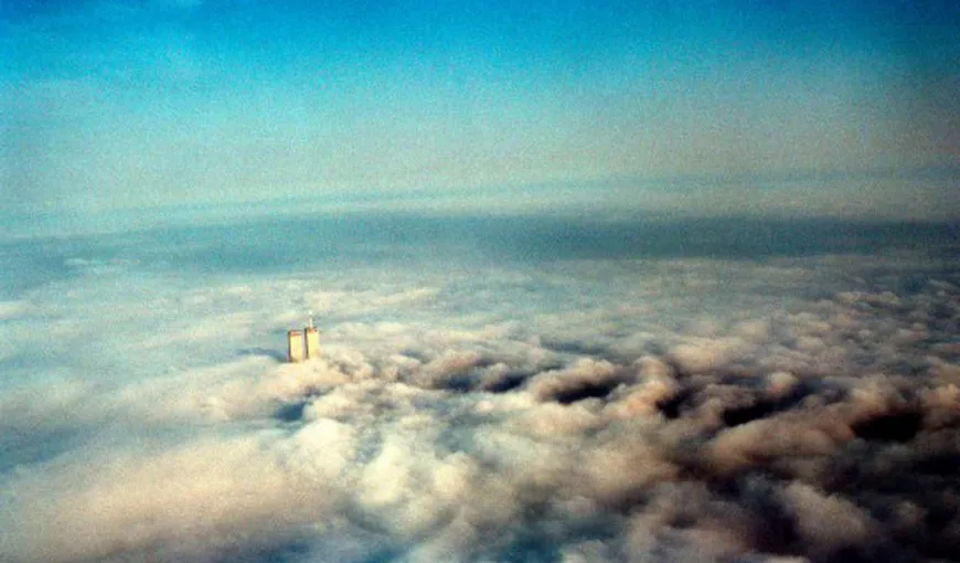 INCREDIBIL: Turnurile gemene învăluite în „fum”, cu cinci luni înainte de prăbuşire