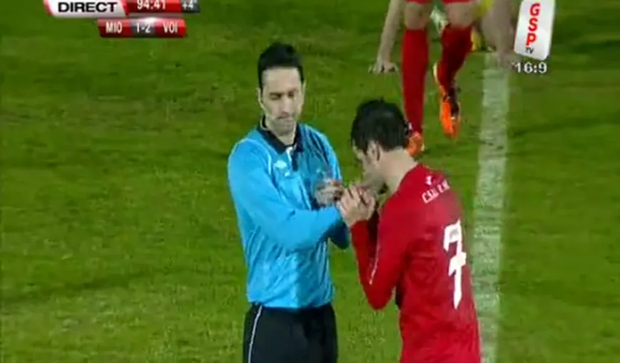 Gest incredibil în Liga 1: un jucător i-a pupat mâna arbitrului Sebastian Colţescu VIDEO