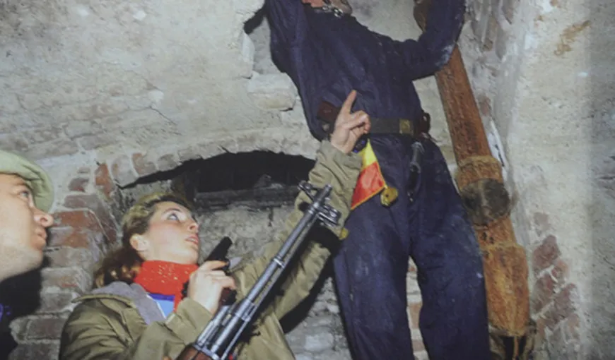 Mihaela Rădulescu cu pistolul în mână la Revoluţie FOTO