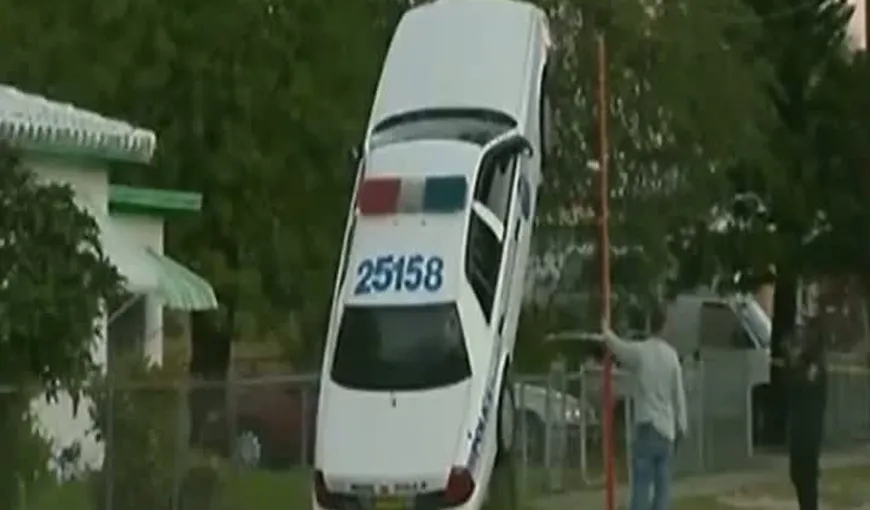 Cum a parcat un poliţist pe stâlp VIDEO