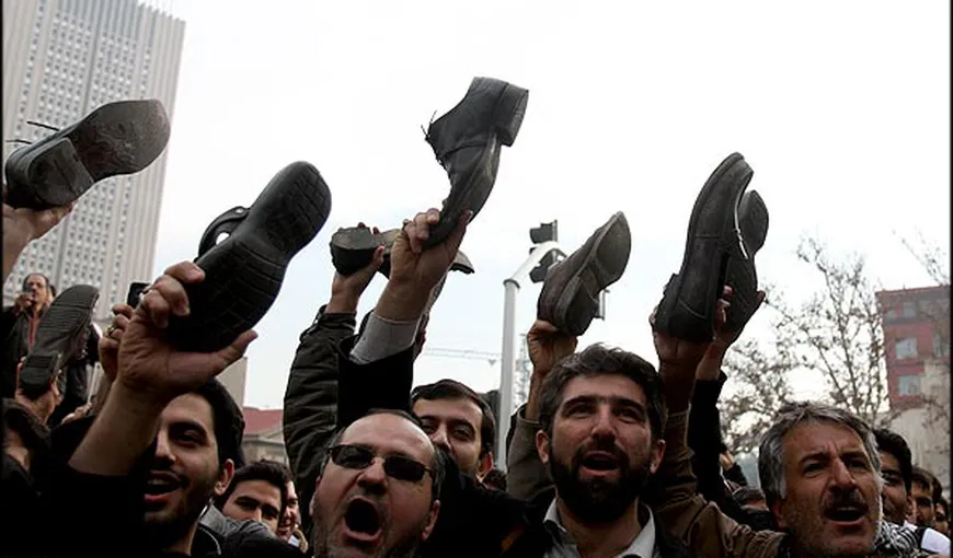 Mahmoud Ahmadinejad, atacat cu pantofi în Iran