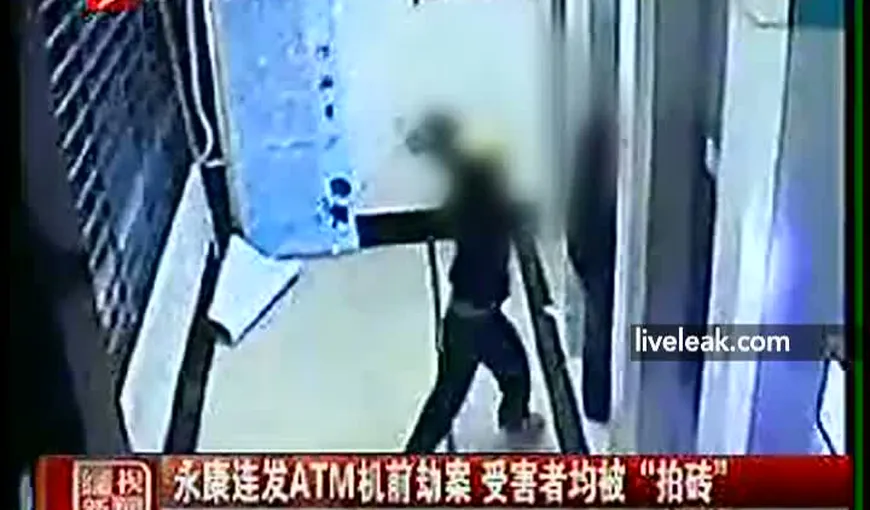 Chinezi loviţi cu cărămizi în cap, în timp ce scot bani de la bancomat