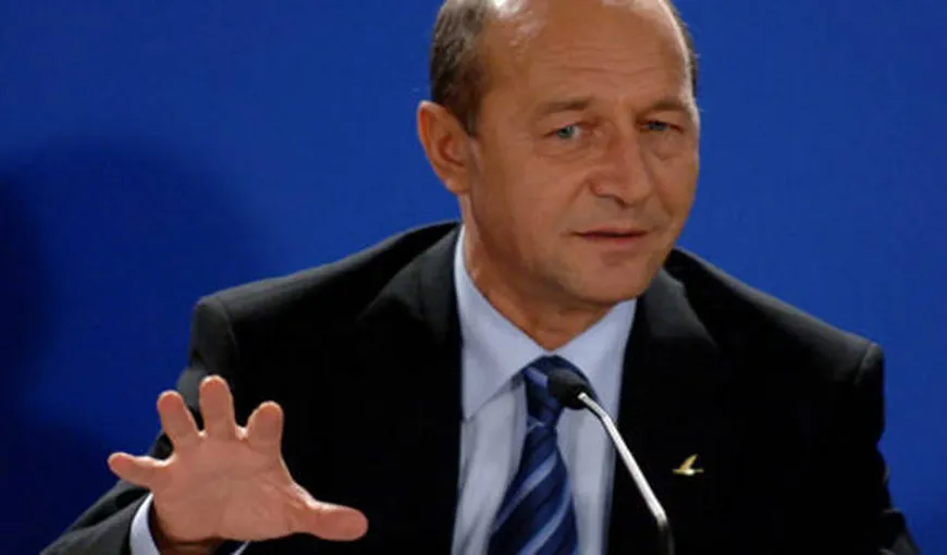 Băsescu: Trebuie să modificăm Constituţia