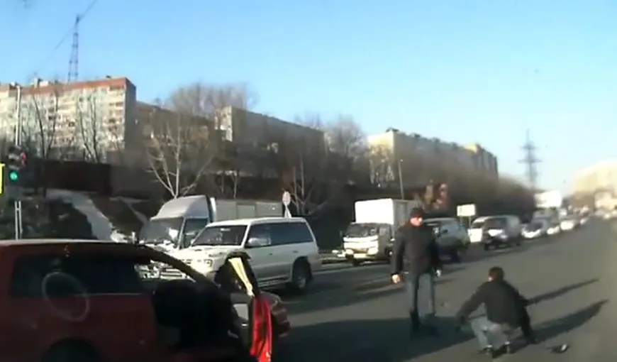 Şofer bătut de pieton în Rusia – VIDEO