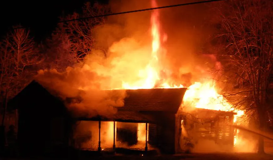 Incendiu puternic într-un cartier din Baia Mare. O casă a fost cuprinsă de flăcări