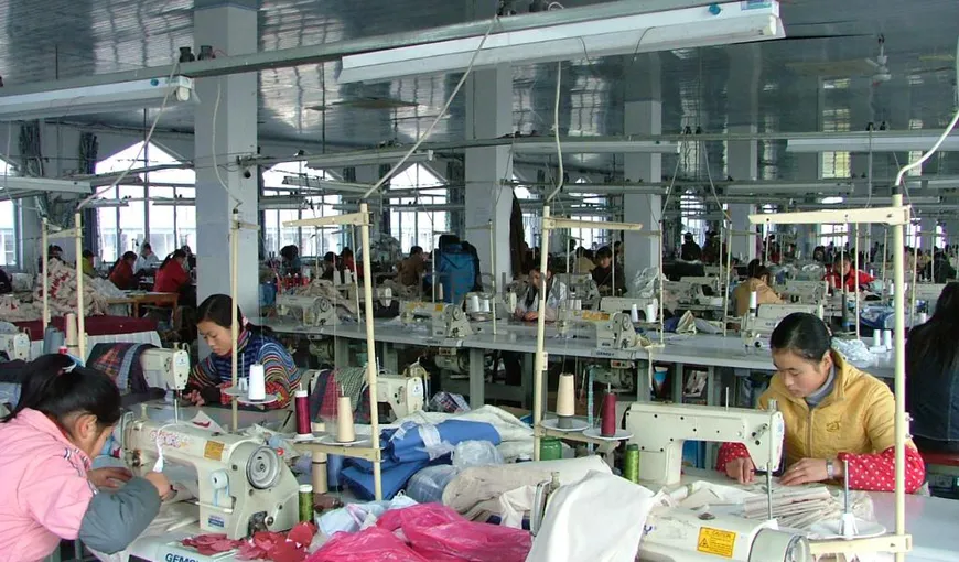 Îngrijorare în China Producţia industrială continuă prăbuşirea