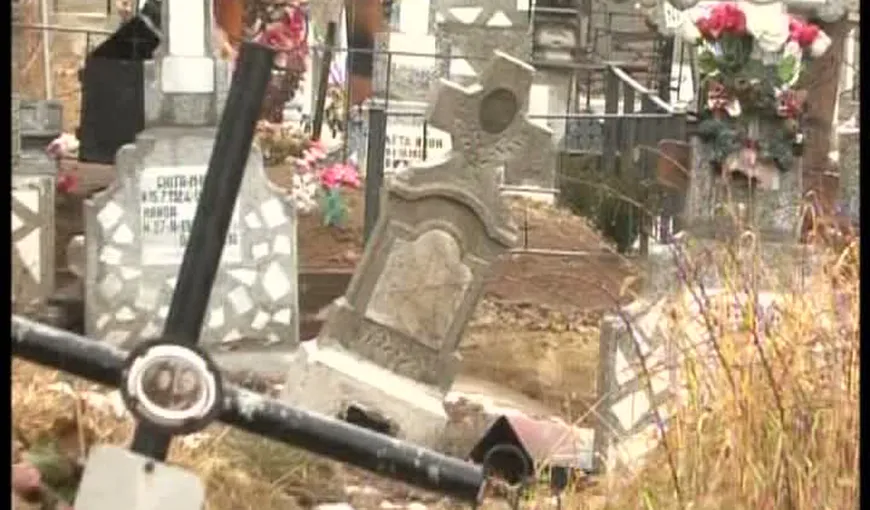 Cimitirul dintr-o localitatea prahoveană a luat-o la vale VIDEO