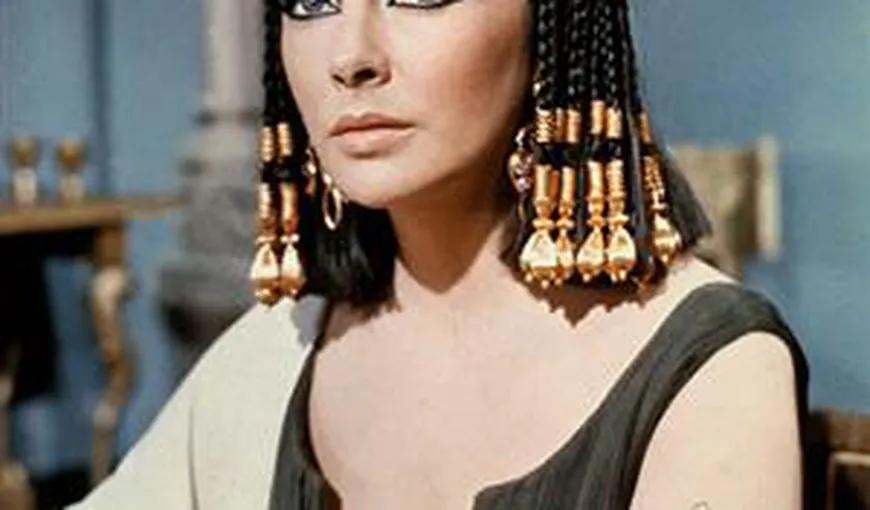 Peruca purtată de Elizabeth Taylor în filmul „Cleopatra”, vândută cu 16.000 de dolari