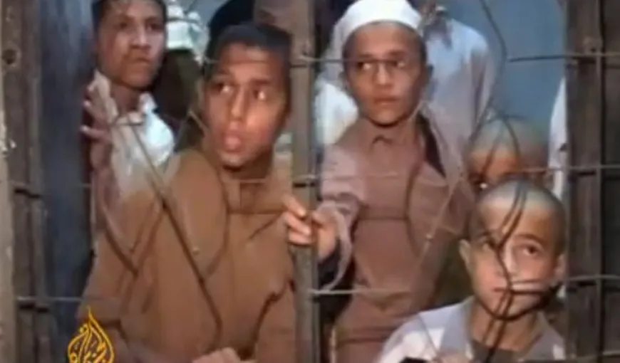 Copii pakistanezi înfometaţi şi ţinuţi în lanţuri VIDEO