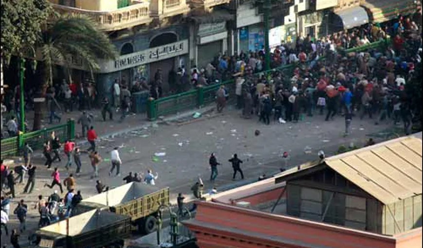 Egipt: Protestatarii se bat cu poliţia militară în piaţa Tahir – VIDEO