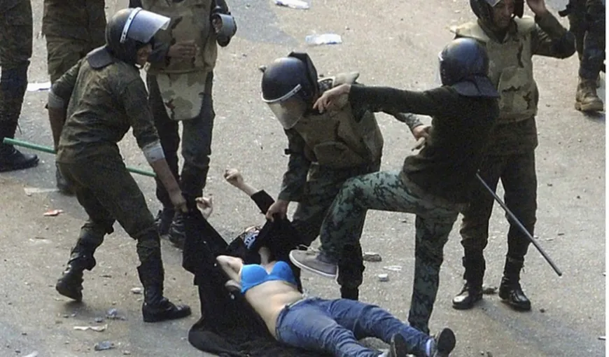 Ziua în imagini. O femeie este bătută de poliţie în Cairo. Imaginea a făcut înconjurul lumii