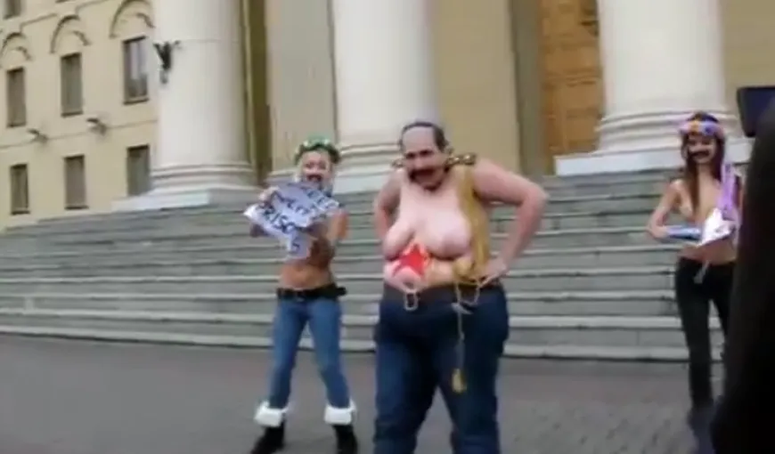 Jurnalişti arestaţi la un protest topless al FEMEN din Belarus – VIDEO