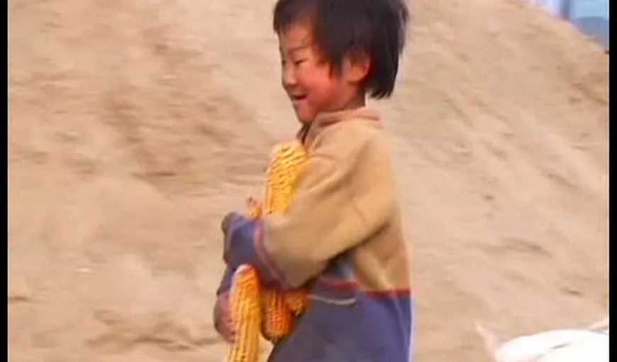 China: O fetiţă de 4 ani munceşte pentru a-şi susţine părinţii handicapaţi VIDEO