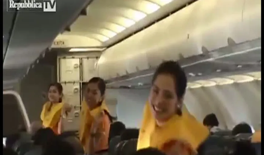 Stewardesele filipineze dansează în avion VIDEO