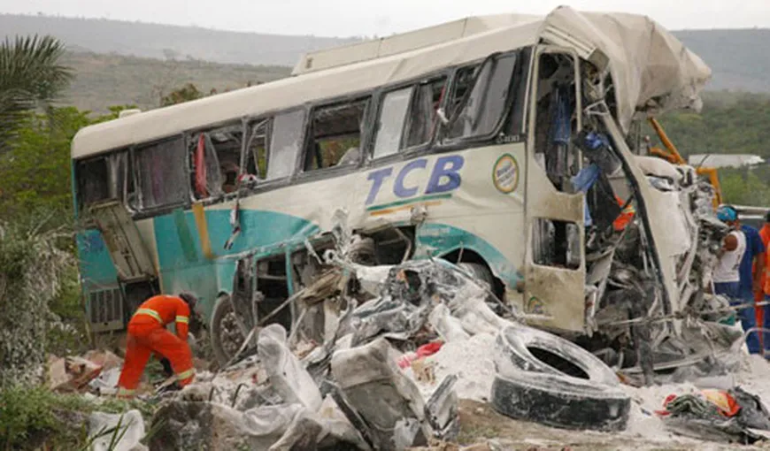 Tragedie în Brazilia: 36 de morţi în urma coliziunii între un camion şi un autocar