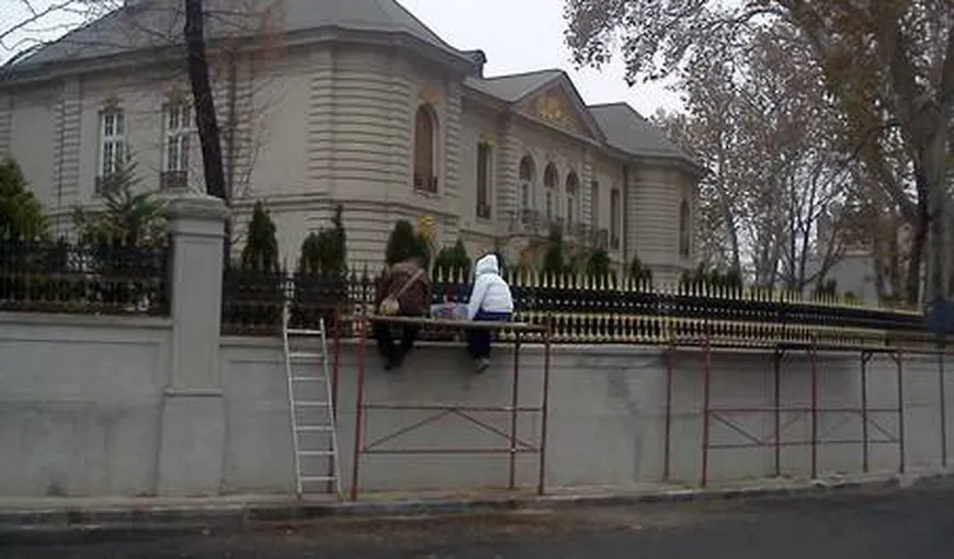 Gigi Becali se pregăteşte de Sărbători: şi-a poleit gardul palatului din centrul Capitalei
