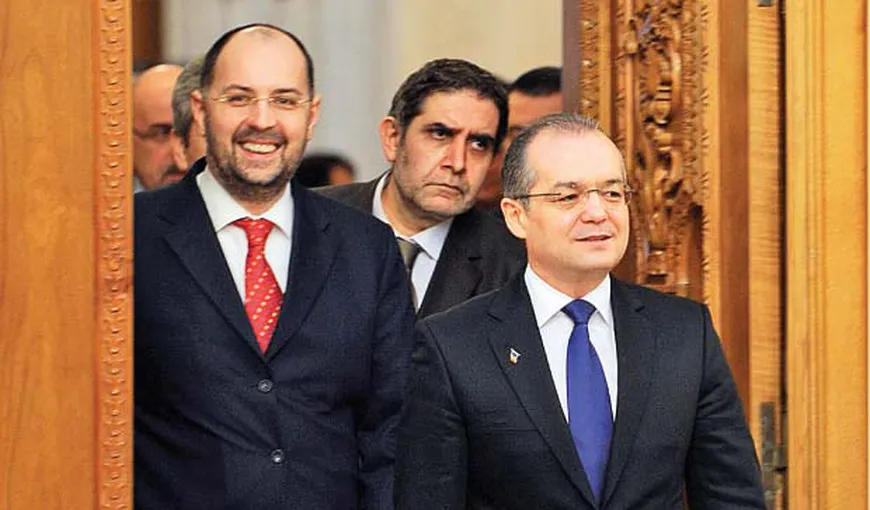 Premierul crede că poate revizui în aprilie Constituţia, dacă „bate palma” cu Ponta şi Antonescu