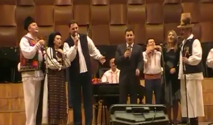 VIDEO Igaș, colindător de ocazie. Ministrul a cântat „Trei păstori”