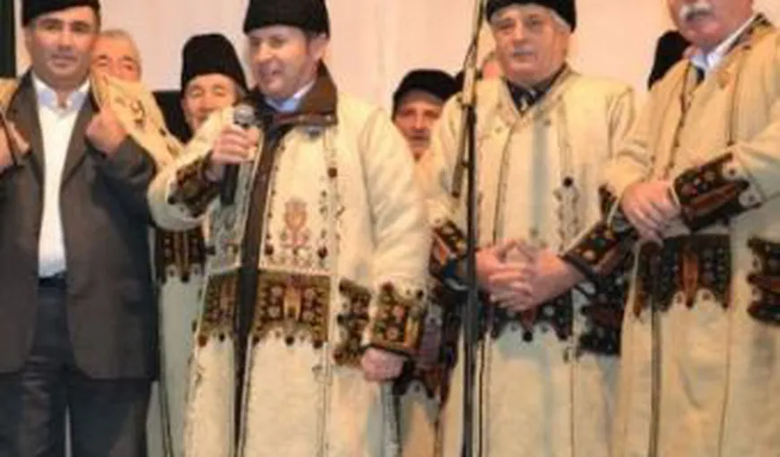 Ministrul Traian Igaș cântă colinde pe scenă