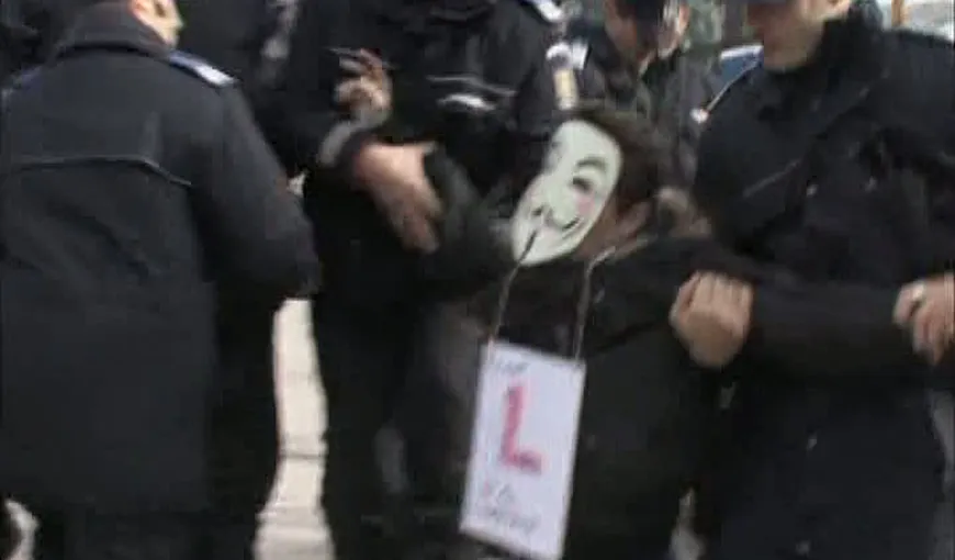 VIDEO Manifestanţii Occupy România, săltaţi cu jandarmii din Piaţa Universităţii