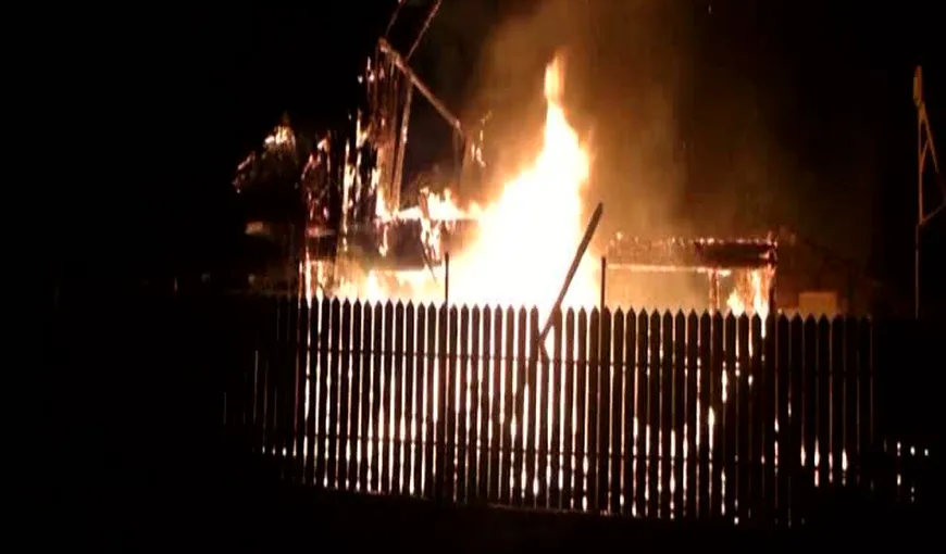 Piatra Neamţ: O vilă s-a făcut scrum în urma unui incendiu violent VIDEO