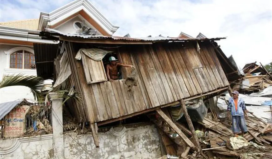 Ziua în imagini. O casă a aterizat pe un gard în timpul „potopului” din Filipine