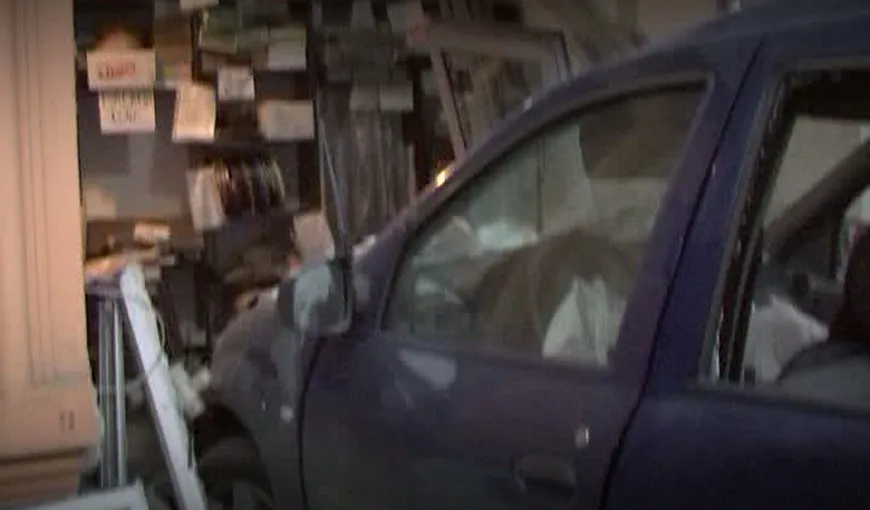 Accident uluitor la Piteşti. A intrat cu maşina în magazin VIDEO