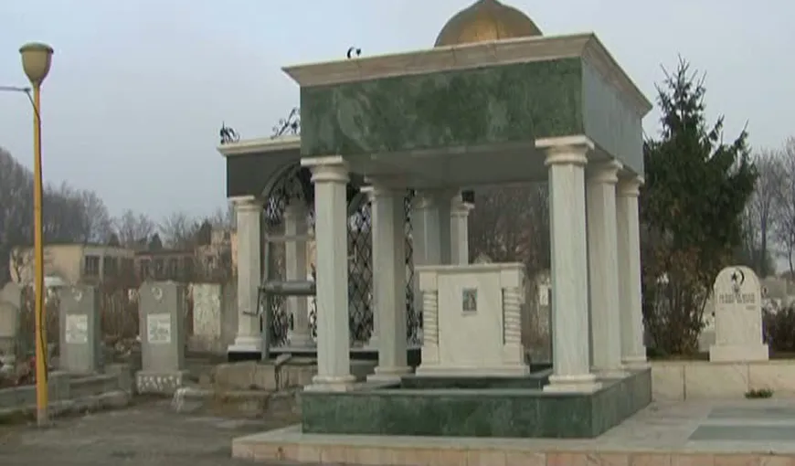 Musulmanii din Constanţa şi-au făcut palate cu turnuri poleite în cimitir VIDEO