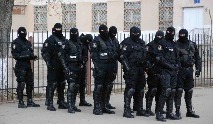 Percheziţii în Bucureşti şi patru judeţe. Este vizată o grupare condusă de un fost ofiţer SRI