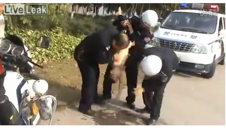 VIDEO ŞOCANT Poliţişti chinezi resuscitează în stil barbar un copil salvat de la înec