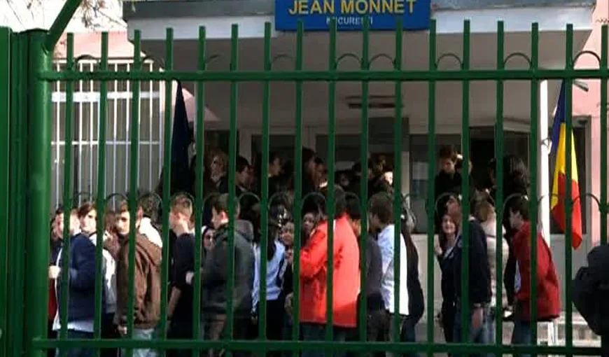 Protest spontan la „Jean Monnet”. Elevii au ieşit în curtea liceului VIDEO