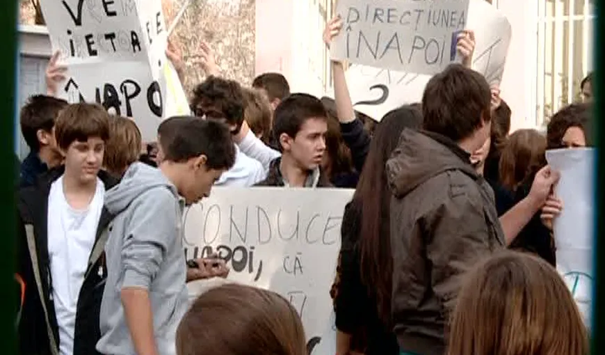 Elevii de la „Jean Monnet” au protestat din nou faţă de demiterea conducerii liceului