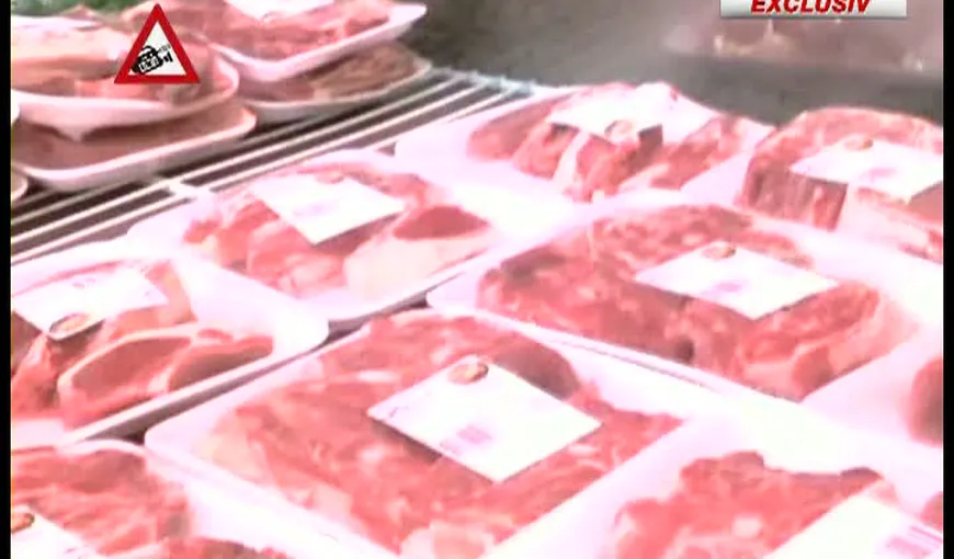 Atenţie la ce cumpăraţi! Un supermarket din Capitală vinde pui expiraţi VIDEO