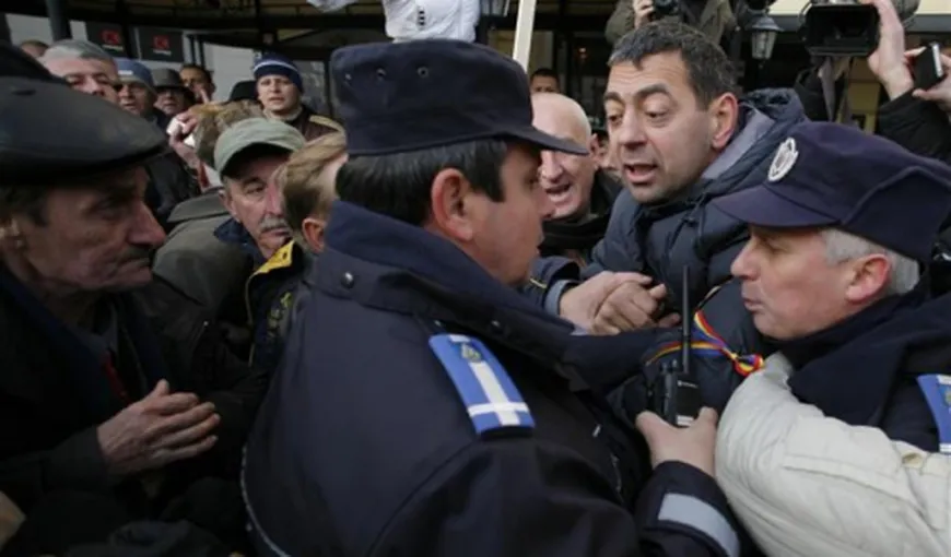 VIDEO Violenţe la Guvern: Revoluţionarii s-au luptat cu jandarmii şi au cerut demisia lui Boc
