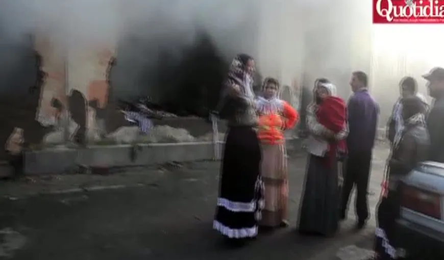 O tabără de romi din Italia incendiată din cauza unei italience care a spus că a fost violată VIDEO