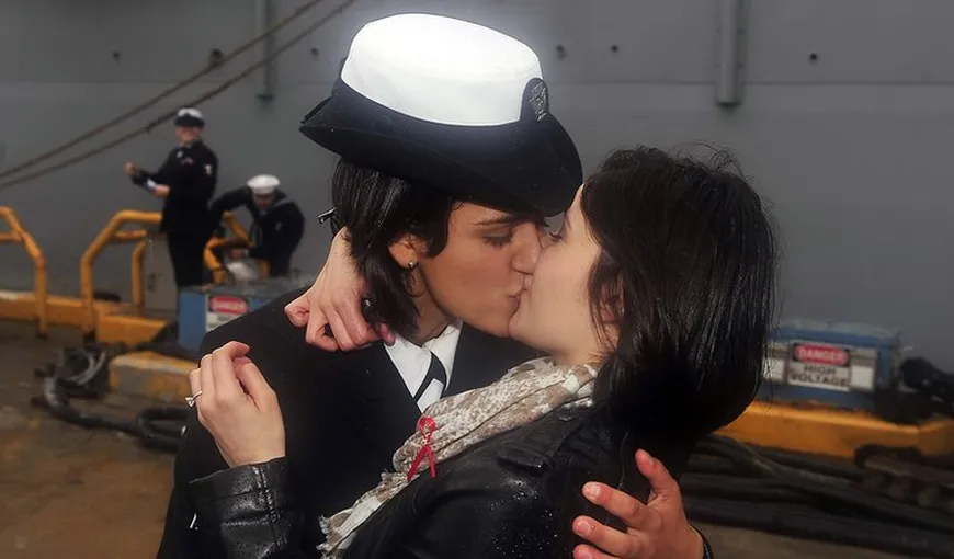 Ziua în imagini. Emoţionant – Primul sărut „legal” al unui cuplu de acelaşi sex în armata SUA