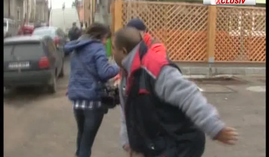 INCREDIBIL: O jurnalistă a fost lovită cu o bucată de lemn de un vânzător de brazi VIDEO