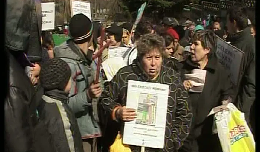 VIDEO Zeci de oameni au protestat în faţa Primăriei din Săcele. Ei cer redeschiderea spitalului