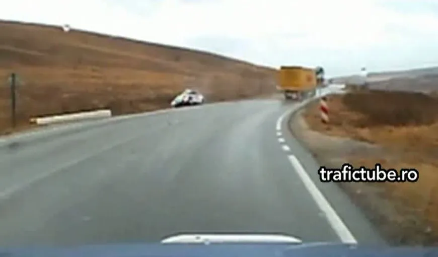 Un TIR face praf un autoturism. Accident LIVE pe DN1 VIDEO