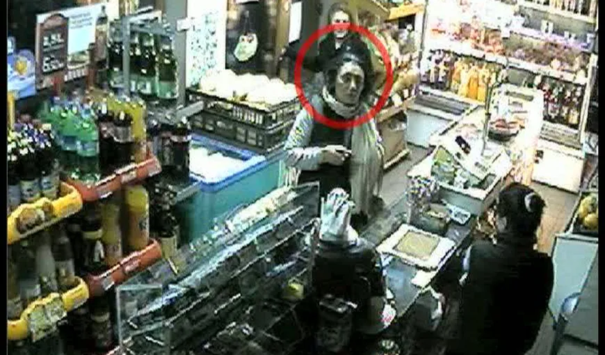 Cu mezelurile sub fustă. Aşa au furat două femei produse dintr-un magazin din Buzău VIDEO