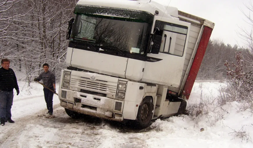Un TIR nemţesc s-a împotmolit pe un drum din Vâlcea, închis pe timpul iernii. A fost dirijat de GPS