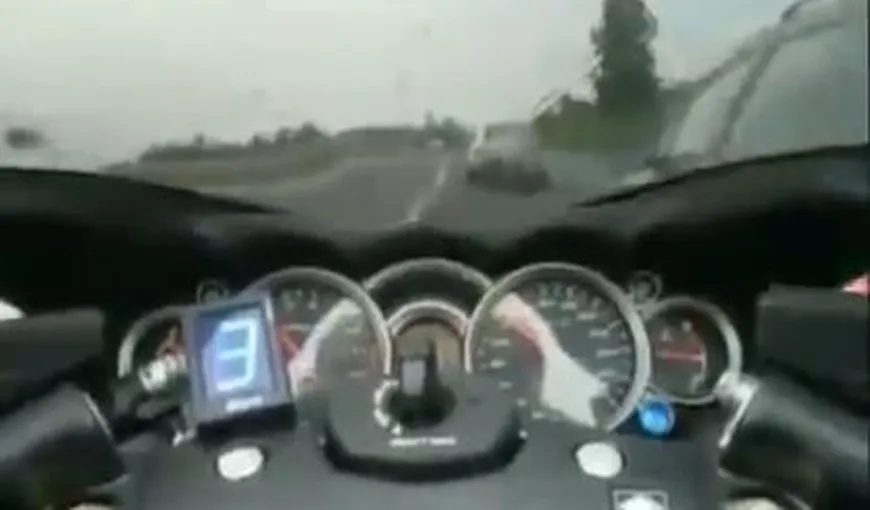 TERIBILISM Un motociclist vitezoman a luat în plin o maşină pe autostradă VIDEO