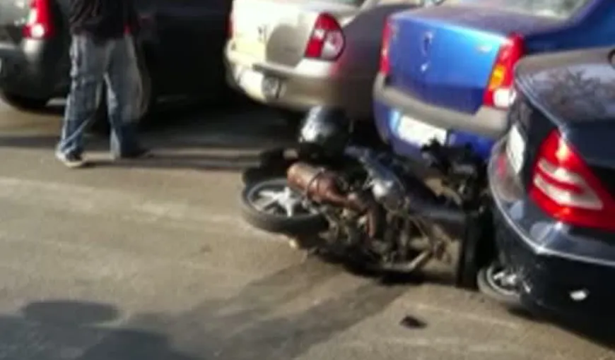 Un scuter a fost lovit de un autoturism în centrul Capitalei VIDEO