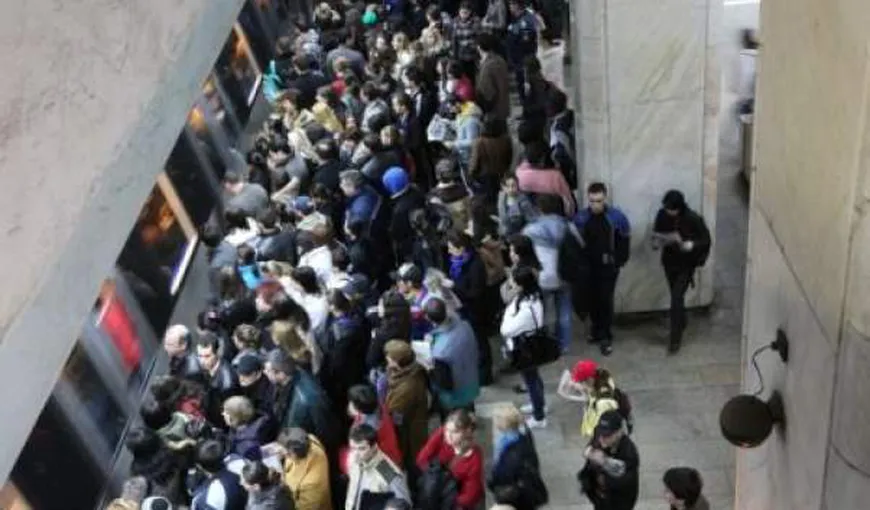 Aglomeraţie la metrou, din cauza ninsorii. Oamenii aşteaptă pe peroane minute în şir