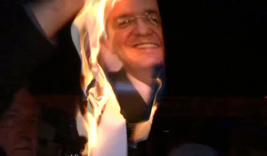 Timişorenii au ars pozele politicienilor în semn de protest VIDEO
