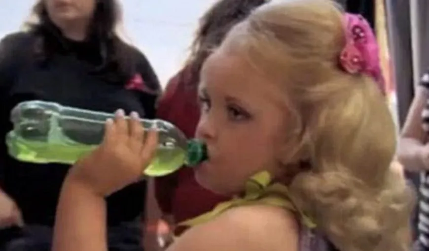 O fetiţă de şase ani, dopată cu energizante şi zahăr înaintea concursurilor de frumuseţe VIDEO