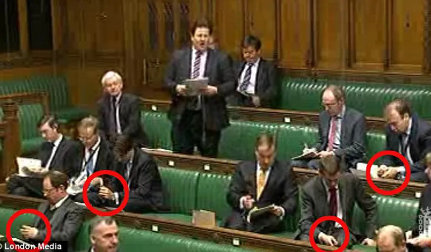 Parlamentarii britanici, fascinaţi de smartphone-uri, în timpul discursului premierului VIDEO