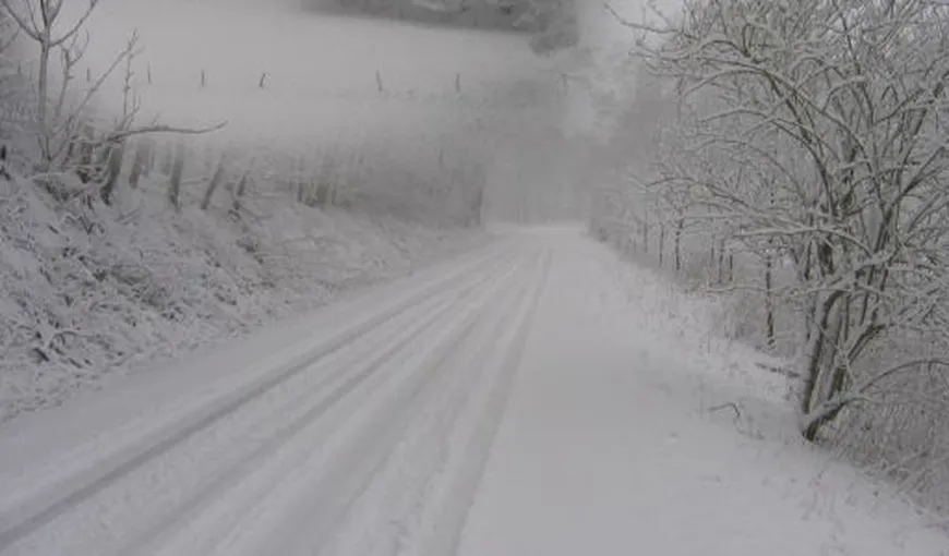 Traficul rutier, întrerupt pe opt drumuri naţionale din cauza viscolului şi a zăpezii VIDEO